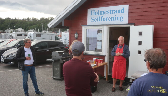 SERVERING: Formann i Holmestrand Seilforening, Hans Narverud, ønsker singlehandedseilerne velkommen. SERVERING: Formann i Holmestrand Seilforening, Hans Narverud, ønsker singlehandedseilerne velkommen.