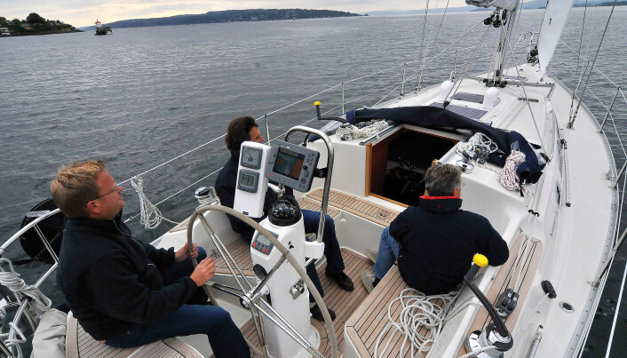 Trangt: Båten har en typisk 90-talls cockpit på godt og vondt Trangt: Båten har en typisk 90-talls cockpit på godt og vondt