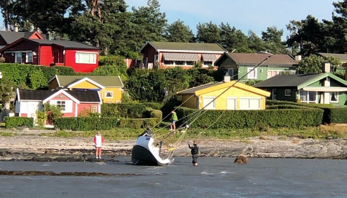OSLOFJORDEN: Seilbåt mistet kontrollen og fikk landkjenning med en av øyene ved Oslo. OSLOFJORDEN: Seilbåt mistet kontrollen og fikk landkjenning med en av øyene ved Oslo.