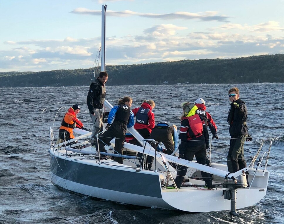 MASTEBREKK: 26-fots seilbåt brakk masten i Bundefjorden.