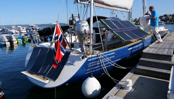 SOL: Med energi fra sol og vind kan Larsen klare seg en ferie uten landstrøm. SOL: Med energi fra sol og vind kan Larsen klare seg en ferie uten landstrøm.