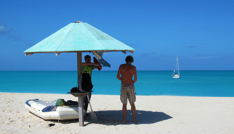 IDYLL: Uvitende om morgendagens uvær hadde vi denne kritthvite stranden på Barbuda helt for oss selv.
