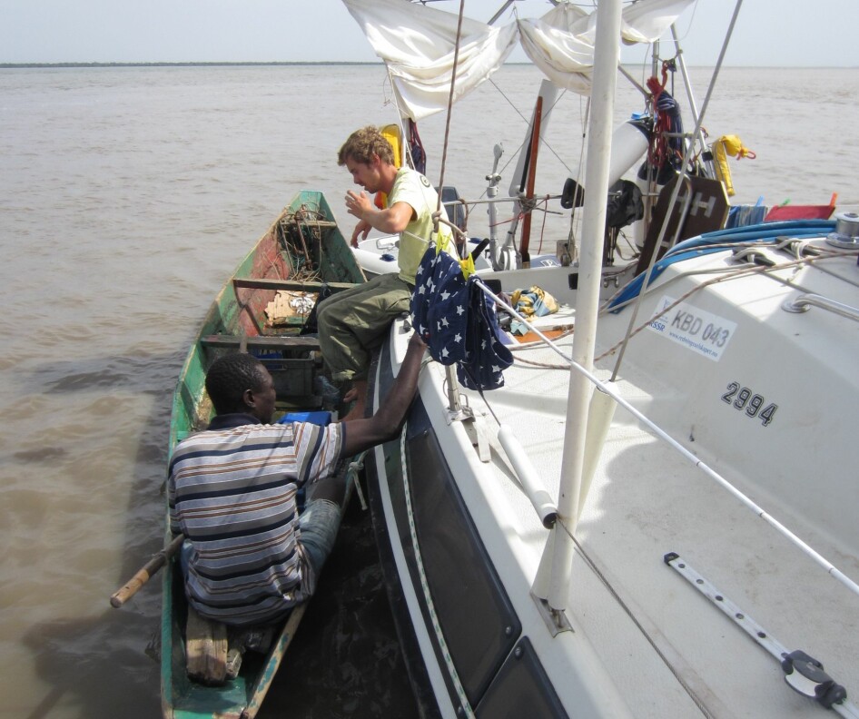 KULTUR: Det kunne virke som om terskelen var lavere for å ta kontakt med oss som reiste i liten båt. Her fra Gambia.