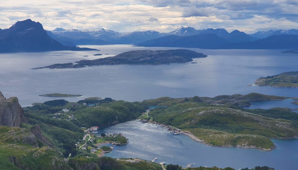 Rødøya, Klokkergården 66 39.940 N, 013 03.400 Ø: I den godt skjermete bukta sør for Rødøyløven ved Klokkergården ligger solide flytebrygger med til sammen over 30 gjesteplasser. Her er strøm og vann. Ved kaia er det benker, bord og griller til disposisjon. Havnen byr på serviceanlegg med toaletter, dusj og vaskemaskiner. Også diesel kan bunkres her. Den gamle herregården ligger nydelig til på en frodig plen foran bratte fjell, og er blitt en slags kjendis på kysten gjennom den enorme innsatsen Malin Arntsen har lagt ned i å restaurere bygning til en gjennomført servicebedrift med restaurant og overnatting i gammel herregårdsstil. Stedet har en spennende historie, og byr på mulighetene for en appetittskjerpende fottur oppover bratte bakker til toppen av Rødøyløva med utsikt i godt vær over store deler av Helgelandskysten. Her er også sykler til utleie. Drivstoff kan fylles i Selvåg 500 meter unna. Havneavgift 200 kroner for båter opptil 30 fot. Rødøya, Klokkergården 66 39.940 N, 013 03.400 Ø: I den godt skjermete bukta sør for Rødøyløven ved Klokkergården ligger solide flytebrygger med til sammen over 30 gjesteplasser. Her er strøm og vann. Ved kaia er det benker, bord og griller til disposisjon. Havnen byr på serviceanlegg med toaletter, dusj og vaskemaskiner. Også diesel kan bunkres her. Den gamle herregården ligger nydelig til på en frodig plen foran bratte fjell, og er blitt en slags kjendis på kysten gjennom den enorme innsatsen Malin Arntsen har lagt ned i å restaurere bygning til en gjennomført servicebedrift med restaurant og overnatting i gammel herregårdsstil. Stedet har en spennende historie, og byr på mulighetene for en appetittskjerpende fottur oppover bratte bakker til toppen av Rødøyløva med utsikt i godt vær over store deler av Helgelandskysten. Her er også sykler til utleie. Drivstoff kan fylles i Selvåg 500 meter unna. Havneavgift 200 kroner for båter opptil 30 fot.