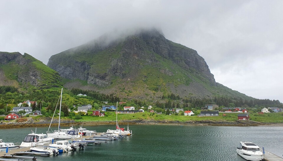 Lovund 66 21.911 N, 012 21.909 Ø: Lovund Båtforening har en fin gjestehavn bak store moloer under det 625 meter høye Lovundfjellet. Her er klubbhus med dusj og toalett, vaskemaskin og salong og kjøkken. Strøm på brygga er det også, og vi betaler enkelt 200 kroner med VIPPS. Havnen byr på 15 gjesteplasser og kortautomat for påfylling av diesel. Litt lenger øst er det 12 gjesteplasser inne ved Lovund Rorbu hotell, som er nærmere sentrum i dette dynamiske øysamfunnet. Her finner du kaffebrenneriet The Coast Coffee, gourmetrestaurantene Lovund hotell og Emaus Pub & Spiseri, hvor du får lokale råvarer og 200 sorter øl i et gammelt naust. På Lovund Kystkultursenter er det også en kafé, og her kan du leie kajakk om du vil padle i skjærgården. På Lovund er det gode turmuligheter i fjellet. Langs godt merket tursti kan du se huler som visstnok var steinalderboplasser for 5000 år siden, og dessuten passere en enorm ur med Norges største bestand av lundefugl. Lovund 66 21.911 N, 012 21.909 Ø: Lovund Båtforening har en fin gjestehavn bak store moloer under det 625 meter høye Lovundfjellet. Her er klubbhus med dusj og toalett, vaskemaskin og salong og kjøkken. Strøm på brygga er det også, og vi betaler enkelt 200 kroner med VIPPS. Havnen byr på 15 gjesteplasser og kortautomat for påfylling av diesel. Litt lenger øst er det 12 gjesteplasser inne ved Lovund Rorbu hotell, som er nærmere sentrum i dette dynamiske øysamfunnet. Her finner du kaffebrenneriet The Coast Coffee, gourmetrestaurantene Lovund hotell og Emaus Pub & Spiseri, hvor du får lokale råvarer og 200 sorter øl i et gammelt naust. På Lovund Kystkultursenter er det også en kafé, og her kan du leie kajakk om du vil padle i skjærgården. På Lovund er det gode turmuligheter i fjellet. Langs godt merket tursti kan du se huler som visstnok var steinalderboplasser for 5000 år siden, og dessuten passere en enorm ur med Norges største bestand av lundefugl.