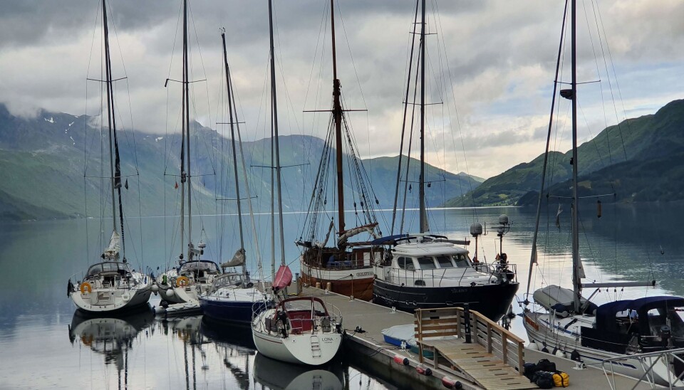 Svartisen Marina 66 42.591 N, 013 42.542 Ø: Det er korte avstander mellom sjø og fjell på Helgelandskysten. Svartisen Marine, eller Engen Brygge, ligger innerst i Holandsfjorden der Svartisen siger ned mot sjøen. For hundre år siden lå isen bred og svær helt ned til vannkanten, men nå har den trukket seg flere hundre meter oppover i skråningen ned fra fjellet. En solid flytebrygge med strøm og vann gir plass til en rekke båter. Vi lå syv båter ved brygga da vi var der, og da lå et par utenpå hverandre. Den lille fergen «isprins» kjører turister over fjorden som vil se Svartisen, og det er en liten kiosk og toalett på kaia. Her er også sykkelutleie så man kan sykle de få kilometerne inn til oppstigningen til isen. Vi gikk fottur opp for å se på breen, man kan også leie guider for å gå på breen. Havneavift her er 175 kroner døgnet med strøm for båter fra 20 til 35 fot. Svartisen Marina 66 42.591 N, 013 42.542 Ø: Det er korte avstander mellom sjø og fjell på Helgelandskysten. Svartisen Marine, eller Engen Brygge, ligger innerst i Holandsfjorden der Svartisen siger ned mot sjøen. For hundre år siden lå isen bred og svær helt ned til vannkanten, men nå har den trukket seg flere hundre meter oppover i skråningen ned fra fjellet. En solid flytebrygge med strøm og vann gir plass til en rekke båter. Vi lå syv båter ved brygga da vi var der, og da lå et par utenpå hverandre. Den lille fergen «isprins» kjører turister over fjorden som vil se Svartisen, og det er en liten kiosk og toalett på kaia. Her er også sykkelutleie så man kan sykle de få kilometerne inn til oppstigningen til isen. Vi gikk fottur opp for å se på breen, man kan også leie guider for å gå på breen. Havneavift her er 175 kroner døgnet med strøm for båter fra 20 til 35 fot.