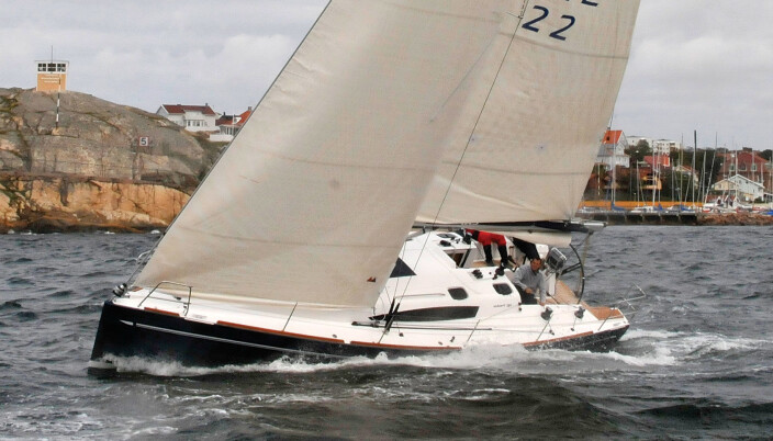 –Elan 380 har balanserte og behagelige bevegelser. Jeg hadde god oversikt fra en stor åpen cockpit. Ole Henrik Nissen-Lie, ansvarlig redaktør i Seilas –Elan 380 har balanserte og behagelige bevegelser. Jeg hadde god oversikt fra en stor åpen cockpit. Ole Henrik Nissen-Lie, ansvarlig redaktør i Seilas