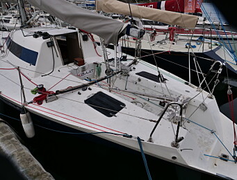 COCKPIT: Det skal ikke stå på løygangen. Lensetaklene går på vinsj foran løygangen. Genuavinsjene er plassert langt ut på dekk. COCKPIT: Det skal ikke stå på løygangen. Lensetaklene går på vinsj foran løygangen. Genuavinsjene er plassert langt ut på dekk.