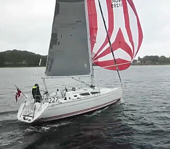 DRONE: Frank Sandberg startet sterkt med spinnaker, og ble fulgt av drone ut fra start. DRONE: Frank Sandberg startet sterkt med spinnaker, og ble fulgt av drone ut fra start.