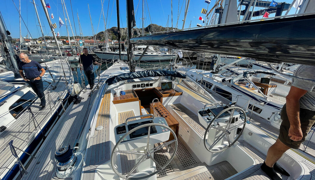 SVART: Karbonmast på nye Hallberg-Rassy 50 har vist seg å være etterspurt. Nyheten har en cockpit sammenlignbar med verftets 57-foter. SVART: Karbonmast på nye Hallberg-Rassy 50 har vist seg å være etterspurt. Nyheten har en cockpit sammenlignbar med verftets 57-foter.