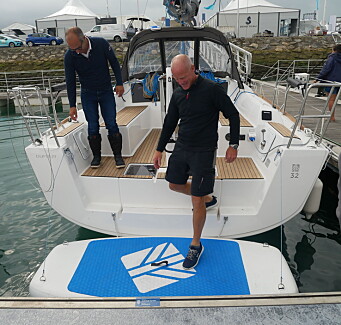 STABIL: Badeplafformen ligger stabilt på vannet bak hekken. STABIL: Badeplafformen ligger stabilt på vannet bak hekken.