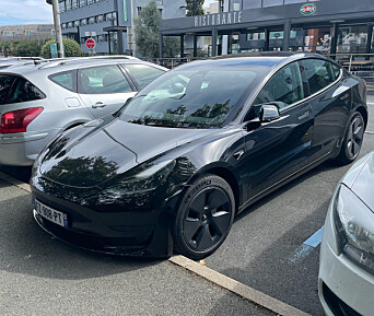 TESLA: Tidligere har alle elbilene i Frankrike vært franske. Nå er det flere Tesla og VW, også et Porsche ble observert. TESLA: Tidligere har alle elbilene i Frankrike vært franske. Nå er det flere Tesla og VW, også et Porsche ble observert.
