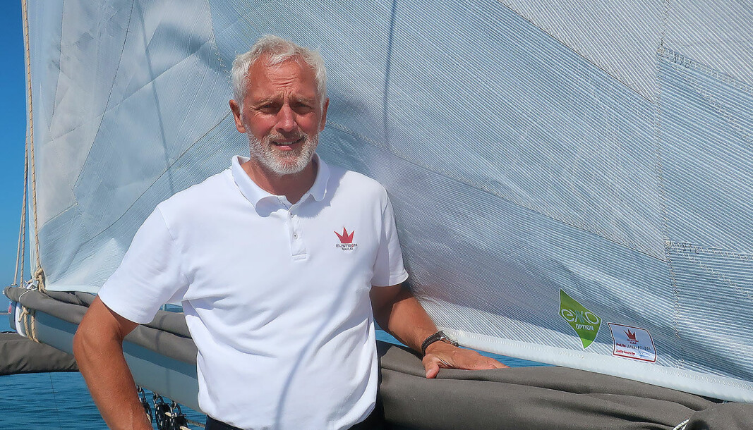 UTVIKLER: Flemming Christensen viser frem Elvstrøm Seils ferske nyhet, seil av resirkulert plast. UTVIKLER: Flemming Christensen viser frem Elvstrøm Seils ferske nyhet, seil av resirkulert plast.