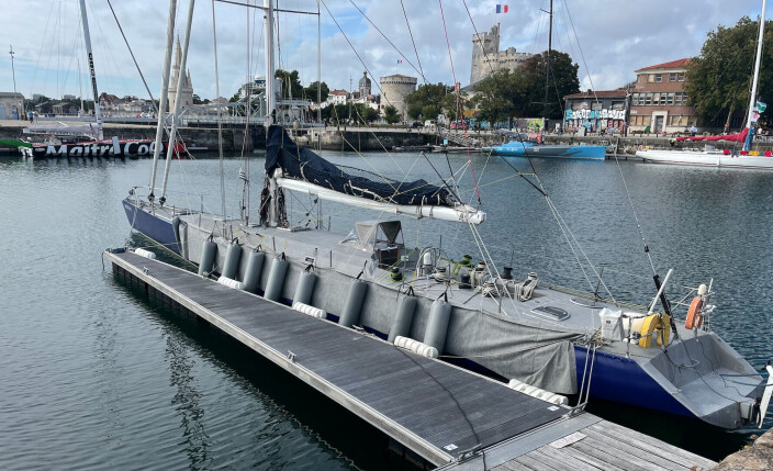 HISTORIE: I sentrum ligger vinnerbåten fra Vendee Globe tvers over «Kriter VIII» fra 80-tallet. 23 meter lange «Kriter VIII» er bare 3,8 meter bred. Båten har deltatt i fem Route du Rhum. Første gang i 1982 og sist i 2018. HISTORIE: I sentrum ligger vinnerbåten fra Vendee Globe tvers over «Kriter VIII» fra 80-tallet. 23 meter lange «Kriter VIII» er bare 3,8 meter bred. Båten har deltatt i fem Route du Rhum. Første gang i 1982 og sist i 2018.