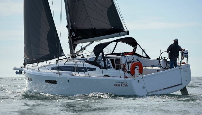 JEANNEAU: Sun Odyssey 380 hadde verdenspremier i La Rochelle, men blir testet i Spania.
