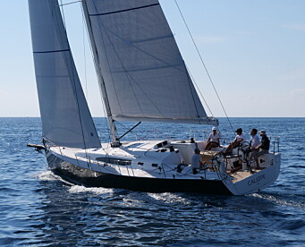 ELEGANT: J/45 er linjelekker og rask. Båten har også fått ett flottere interiør. ELEGANT: J/45 er linjelekker og rask. Båten har også fått ett flottere interiør.
