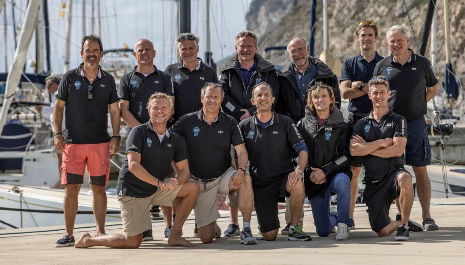 JURY: 12 medlemmer av Årets Båt i Europa-juryen på brygga i Spania