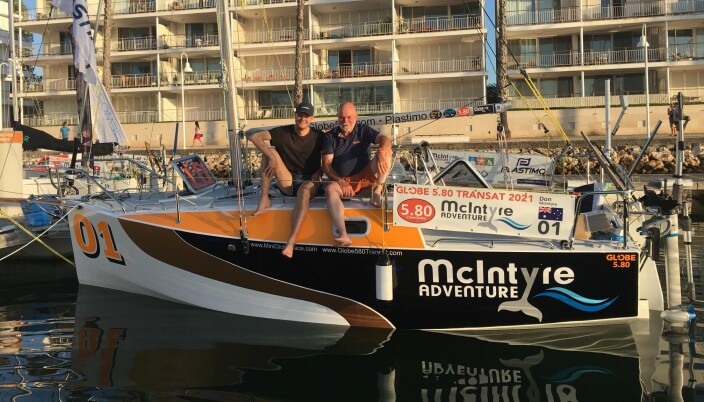 GRÛNDER: Don McIntyre med regattaarrangøren i båten han skal seile over Atlanterhavet. GRÛNDER: Don McIntyre med regattaarrangøren i båten han skal seile over Atlanterhavet.