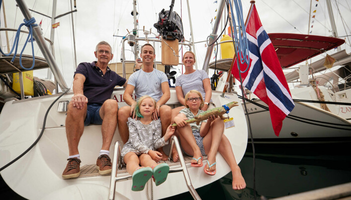 Marthe Faugstad &amp; Anders Landro i Najad 490 «Albicilla» seiler med barna Lucie og Matilde.