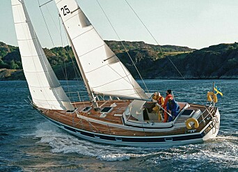 STRIPE: Hallberg-Rassy 38 ble lansert i 1976 og var førte modell med blå stripe. Båten hadde også gang mellom salong og akterlugar.