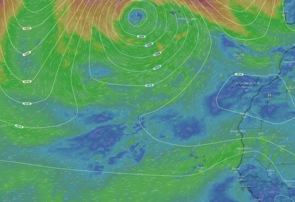 VÆR: Lavtrykk ved Azorene og høytrykksentrum over Kanariøyene gir svært lite vind.