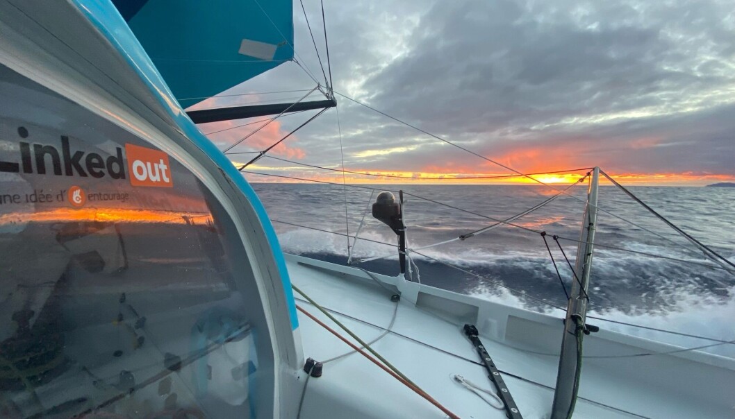 LEDER: «LinkedOut» nærmer seg mål som første i IMOCA-klassen. LEDER: «LinkedOut» nærmer seg mål som første i IMOCA-klassen.