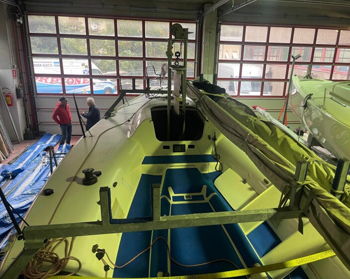 DEKK: Melges 32 har en diger cockpit. Kjølen på 780 kg løftes med en egen kran. DEKK: Melges 32 har en diger cockpit. Kjølen på 780 kg løftes med en egen kran.