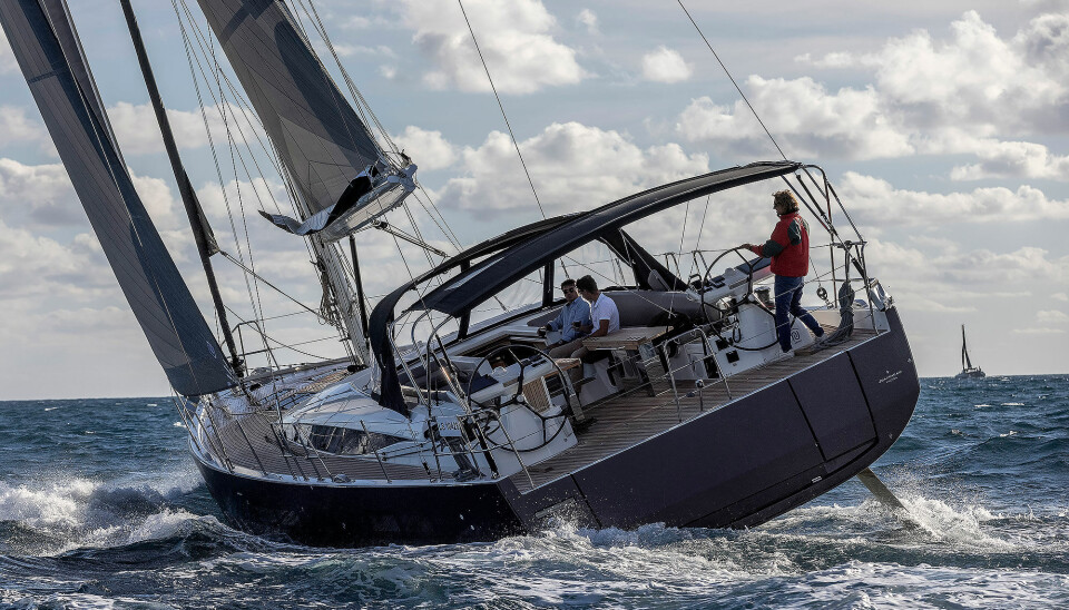 Jeanneau Yacht 60: Jeanneau kan også produsere luksuriøse båter, men samtidig holde prisen nede. Du får to slike 60-fotere for prisen av en Hallberg-Rassy 50, men det er før du dytter på utstyr. Da minker forskjellene. Det franske verftet har utviklet en svær fleksibel modell hvor innrdeningen kan gjøres om med et håndgrep. For første gang har jeg seilt en båt hvor halve salongen er tom dørk. Her skal du innrede salongen selv, gjerne med løse gjenstander. Pris fra 8,5 millioner kroner. Jeanneau Yacht 60: Jeanneau kan også produsere luksuriøse båter, men samtidig holde prisen nede. Du får to slike 60-fotere for prisen av en Hallberg-Rassy 50, men det er før du dytter på utstyr. Da minker forskjellene. Det franske verftet har utviklet en svær fleksibel modell hvor innrdeningen kan gjøres om med et håndgrep. For første gang har jeg seilt en båt hvor halve salongen er tom dørk. Her skal du innrede salongen selv, gjerne med løse gjenstander. Pris fra 8,5 millioner kroner.