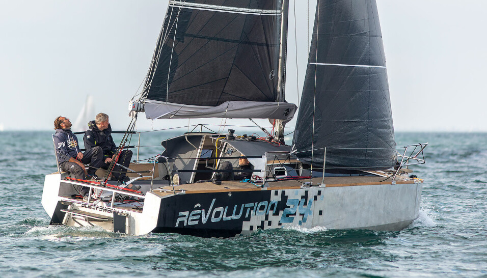Revolution 24: En oppsiktsvekkende 24-foter i aluminium med et badekarskrog som gir enormt med volum. Båten er som en 34-foter både i cockpit og under dekk. Stilen er røff og industriell, helt i den andre enden til dem som elsker en varm og lun innredning med mye treverk. 24-foteren seiler overraskende bra, som en langt større båt. Pris fra 1,5 millioner kroner. Revolution 24: En oppsiktsvekkende 24-foter i aluminium med et badekarskrog som gir enormt med volum. Båten er som en 34-foter både i cockpit og under dekk. Stilen er røff og industriell, helt i den andre enden til dem som elsker en varm og lun innredning med mye treverk. 24-foteren seiler overraskende bra, som en langt større båt. Pris fra 1,5 millioner kroner.