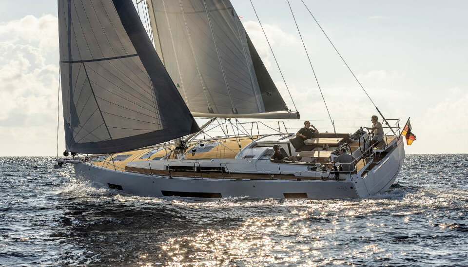 Hanse 460: Hanses førts modell i en ny serie med ny design. 46-foteren har vokst i bredden, og byr på mer plass og komfort. Skroget er breddet ut over vannlinjen, slik at det har minimalt med motstand i lett vind, men samtidig by på mer plass og stabilitet. 46-foteren er bygget slik at rormannen kan gjøre det meste fra rattet. Pris fra 3,5 millioner kroner. Hanse 460: Hanses førts modell i en ny serie med ny design. 46-foteren har vokst i bredden, og byr på mer plass og komfort. Skroget er breddet ut over vannlinjen, slik at det har minimalt med motstand i lett vind, men samtidig by på mer plass og stabilitet. 46-foteren er bygget slik at rormannen kan gjøre det meste fra rattet. Pris fra 3,5 millioner kroner.