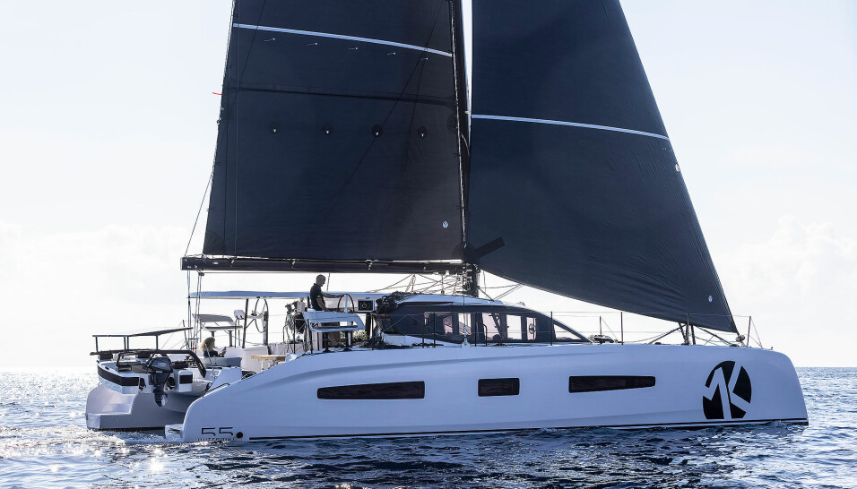 Outremer 55: Outremer er kjent for raske turkatamaraner. Den nye 55-foteren er full av nye ideer. Den byr også på mer komfort og mer luksus, men allikevel klart å holde vekten nede. Katamaranen er utviklet for langtur, med en miljøtanke. Den skal seile bra også i lett vind, og derfor bruke mindre diesel. Det skal heller ikke være nødvendig med generator på grunn av mye solceller. Aircondition er også unødvendig takket være gode luftemuligheter. Pris fra 17 millioner kroner. Outremer 55: Outremer er kjent for raske turkatamaraner. Den nye 55-foteren er full av nye ideer. Den byr også på mer komfort og mer luksus, men allikevel klart å holde vekten nede. Katamaranen er utviklet for langtur, med en miljøtanke. Den skal seile bra også i lett vind, og derfor bruke mindre diesel. Det skal heller ikke være nødvendig med generator på grunn av mye solceller. Aircondition er også unødvendig takket være gode luftemuligheter. Pris fra 17 millioner kroner.