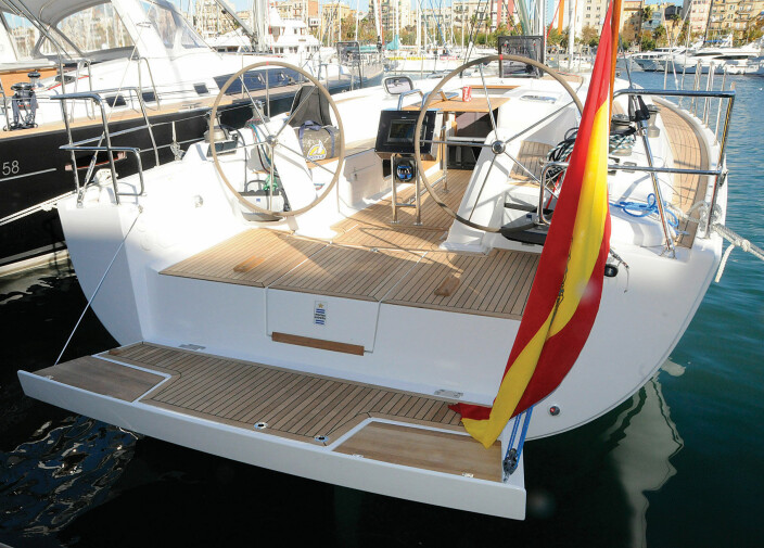 Hanse 445 har også badeplattform som er supert om man bader eller skal om bord. Her er det også to seter som kan klappes opp når lemmen er lukket. Hanse 445 har også badeplattform som er supert om man bader eller skal om bord. Her er det også to seter som kan klappes opp når lemmen er lukket.