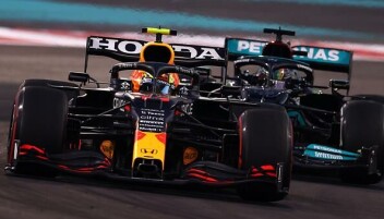KAMPHANER: Red Bull Racing og motstanderen Mercedes AMG Petronas F1 team vil møte hverandre på vannet. KAMPHANER: Red Bull Racing og motstanderen Mercedes AMG Petronas F1 team vil møte hverandre på vannet.