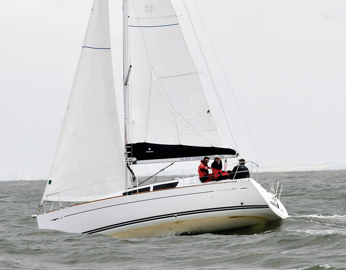 Lett kjøl: Sun Odyssey liker seg best med rev i frisk vind Lett kjøl: Sun Odyssey liker seg best med rev i frisk vind