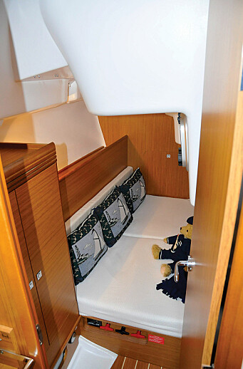 På tvers: Sun Odyssey har en trivelig akterlugar. På tvers: Sun Odyssey har en trivelig akterlugar.