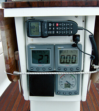 FASTMONTERT VHF: Med et eget håndsett ute, er det lettere å operere VHF’en underveis.