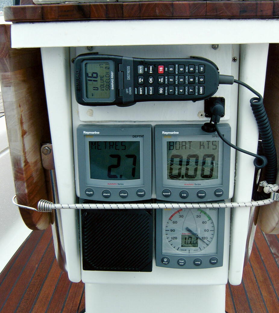 FASTMONTERT VHF: Med et eget håndsett ute, er det lettere å operere VHF’en underveis.