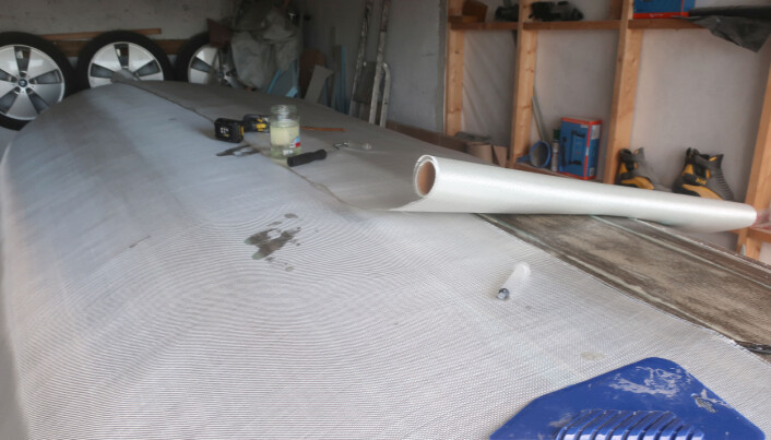 GLASSFIBER: Det var langt enklere å laminere bunnen enn cockpiten. GLASSFIBER: Det var langt enklere å laminere bunnen enn cockpiten.