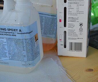 EPOXY: Bindemiddelet ble bladet i melkekartong. Epoxyen fra Biltema ar fin å jobbe med.