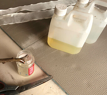 PLATER: Skjøten ble gjort med en stripe glassfiber og epoxy. PLATER: Skjøten ble gjort med en stripe glassfiber og epoxy.