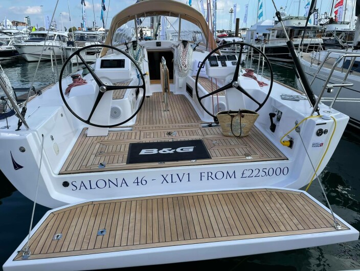 COCKPIT: Salona er en typisk performance-cruiser som både har cockpitbord, og løygang i cockpiten. COCKPIT: Salona er en typisk performance-cruiser som både har cockpitbord, og løygang i cockpiten.