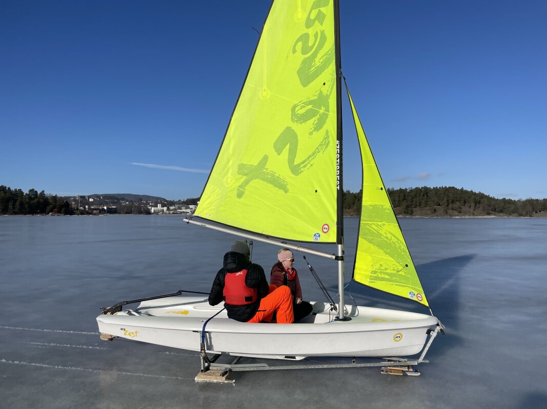 ISSEILER: RS Zest mellom Nesøya og Borøya med Sandvika i bakgrunnen. ISSEILER: RS Zest mellom Nesøya og Borøya med Sandvika i bakgrunnen.