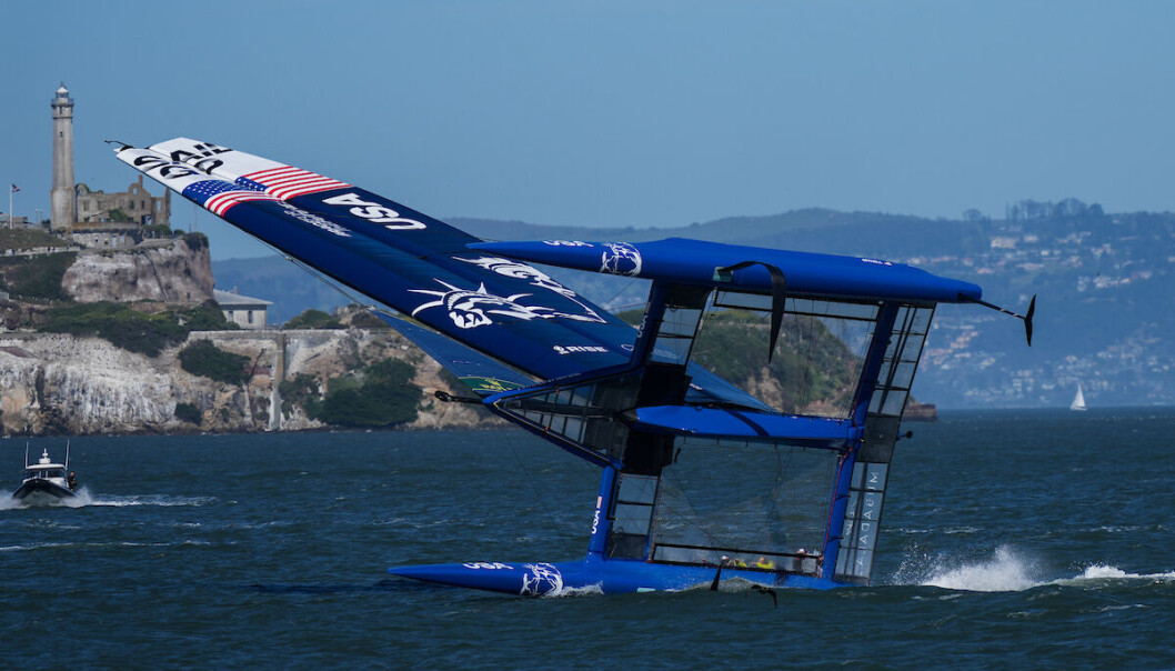 KULLSEILING: Jimmy Spithill gikk rundt på trening rett foran Alcatraz. Det gikk bra for båt og mannskap. KULLSEILING: Jimmy Spithill gikk rundt på trening rett foran Alcatraz. Det gikk bra for båt og mannskap.