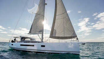 Jeanneau Yachts 65: Jeanneaus nye flaggskip Jeanneau Yachts 65 blir verftets største modell noensinne. 65-foteren har fått skroglinjer fra Philippe Briand og Andrew Winch står bak interiør og styling. Yachts skiller seg fra de andre seriene fra Jeanneau ved at kunden i langt større grad kan være med å skreddersy løsninger. Det 20 meter lange skroget kan leveres med bare to lugarer, om du ønsker, og kjøper kan bestemme om eierlugaren skal være forut eller akter. Cockpiten er enorm, med to sittegrupper. Alt av liner er ført bak til rormannen. Bak rattene er det også en utendørsbysse. Storseilskjøtet er festet på en targabøyle. 65-foteren har også et semi-mykt bimini. Jeanneau Yachts 65: Jeanneaus nye flaggskip Jeanneau Yachts 65 blir verftets største modell noensinne. 65-foteren har fått skroglinjer fra Philippe Briand og Andrew Winch står bak interiør og styling. Yachts skiller seg fra de andre seriene fra Jeanneau ved at kunden i langt større grad kan være med å skreddersy løsninger. Det 20 meter lange skroget kan leveres med bare to lugarer, om du ønsker, og kjøper kan bestemme om eierlugaren skal være forut eller akter. Cockpiten er enorm, med to sittegrupper. Alt av liner er ført bak til rormannen. Bak rattene er det også en utendørsbysse. Storseilskjøtet er festet på en targabøyle. 65-foteren har også et semi-mykt bimini.