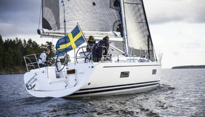 LINJETT 39: Mer moderne fra Linjett Rosättraverftet nord for Stockholm har brukt erfaringer fra Shogun 50 og 43 når de utviklet den nye 39 foteren. Det har gitt et lettere og stivere skrog. Ny måte å avstive skroget på har også gjort det mulig med en mer åpen innredning. 39-foteren bygger videre på Linjett 43, og har fått store skrogvinduer og doble ratt. Den nye modellen har også fått et høyere fribord som gir mer volum under dekk. Båten har en tradisjonell planløsning med tre lugarer og ett bad, plassert foran hovedskottet. LINJETT 39: Mer moderne fra Linjett Rosättraverftet nord for Stockholm har brukt erfaringer fra Shogun 50 og 43 når de utviklet den nye 39 foteren. Det har gitt et lettere og stivere skrog. Ny måte å avstive skroget på har også gjort det mulig med en mer åpen innredning. 39-foteren bygger videre på Linjett 43, og har fått store skrogvinduer og doble ratt. Den nye modellen har også fått et høyere fribord som gir mer volum under dekk. Båten har en tradisjonell planløsning med tre lugarer og ett bad, plassert foran hovedskottet.
