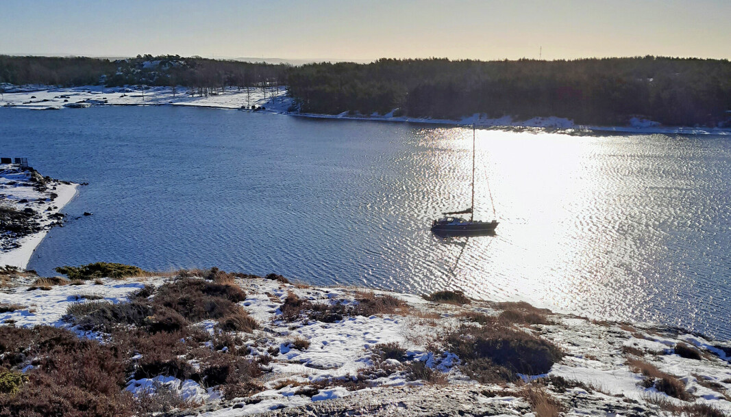 PÅ SVAI: Det er en god følelse å våkne opp i en båt på svai når landskapet er blitt hvitt i løpet av natten. Dagen etter var all snøen smeltet bort.