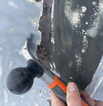 VERKTØY: En skarp og god skrape er egnet verktøy for å fjerne gammelt bunnstoff. VERKTØY: En skarp og god skrape er egnet verktøy for å fjerne gammelt bunnstoff.