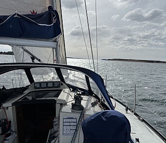 SOL: Ved 12-tiden kom sola endeligh på riktig side av masta. SOL: Ved 12-tiden kom sola endeligh på riktig side av masta.