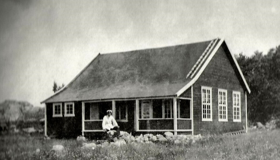 Bildet er fra 25. juli 1917. Formann Elvin Kleiberg sitter foran hytten og beundrer det de har skapt.