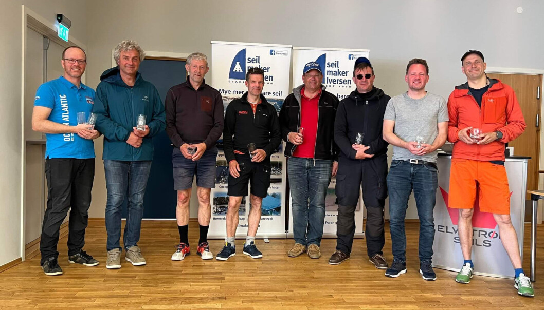 STOR KLASSE: Premievinnerne i den største klassen med over all-vinnerne Per Haugen og Thomas Robberstad som nummer 3 og 4 fra venstre seilte seg til mange gode rankingpoeng i Seilmakeren Doublehanded. STOR KLASSE: Premievinnerne i den største klassen med over all-vinnerne Per Haugen og Thomas Robberstad som nummer 3 og 4 fra venstre seilte seg til mange gode rankingpoeng i Seilmakeren Doublehanded.